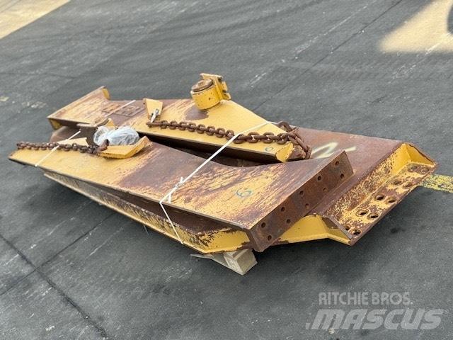 CAT 735 TAIL GATE アーティキュレート式ダンプトラック