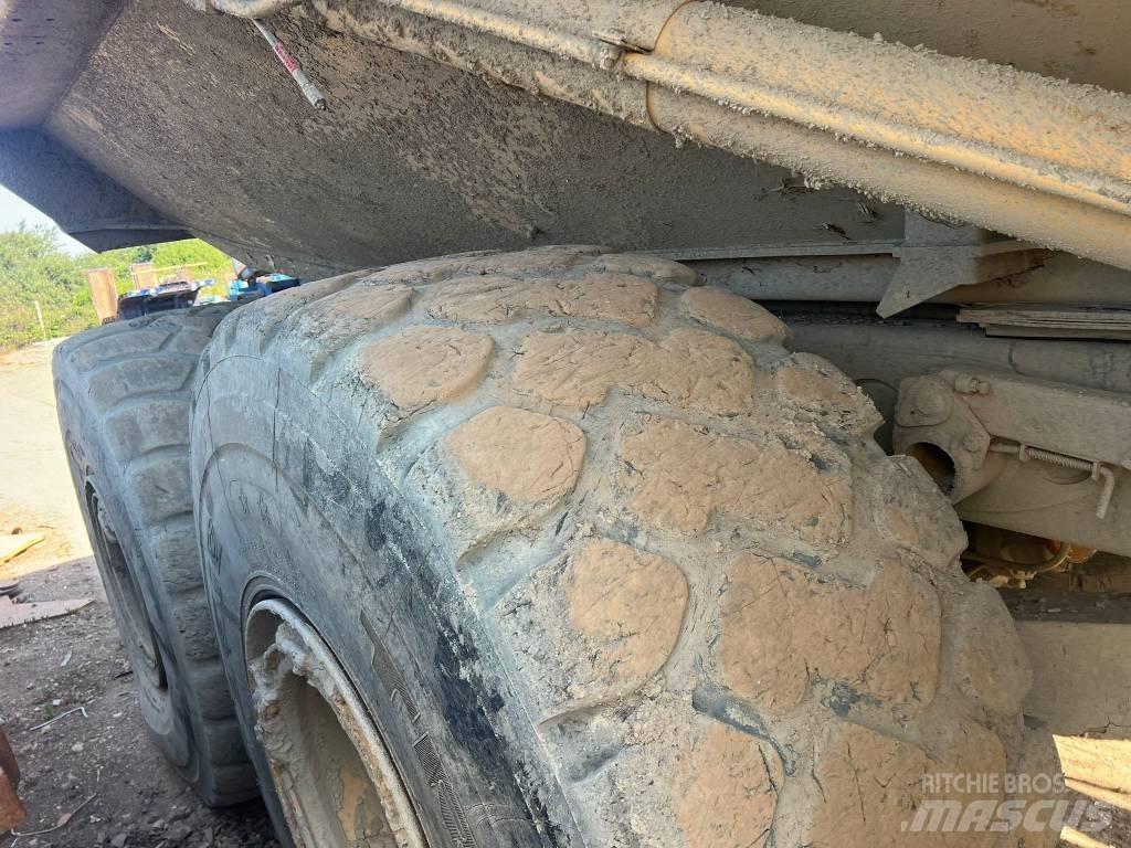 CAT 740 アーティキュレート式ダンプトラック