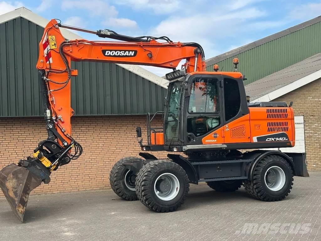 Doosan DX140W-5 ホイール式油圧ショベル（パワーショベル・ユンボ・バックホー）
