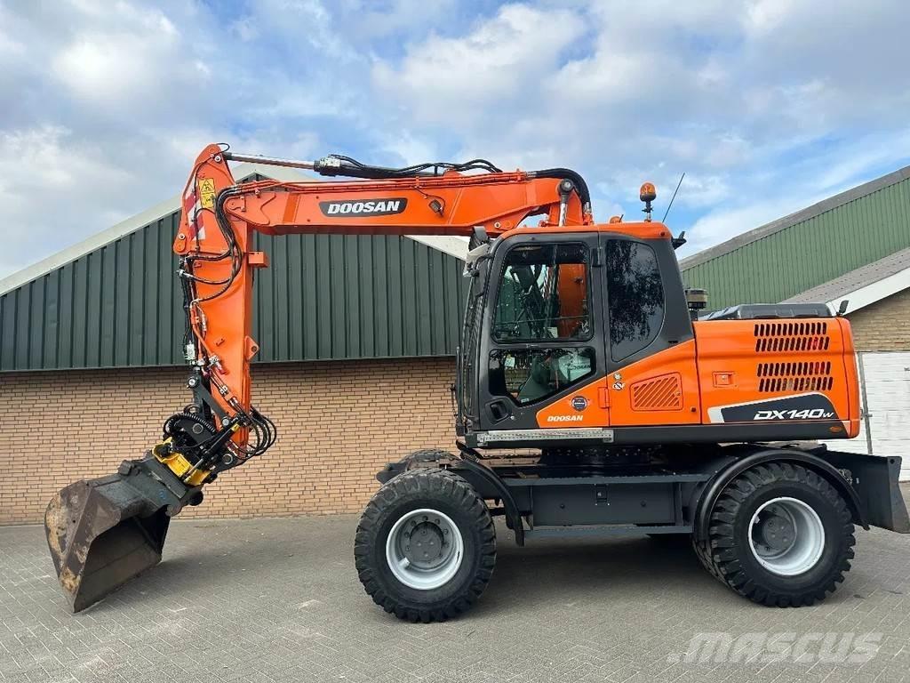 Doosan DX140W-5 ホイール式油圧ショベル（パワーショベル・ユンボ・バックホー）