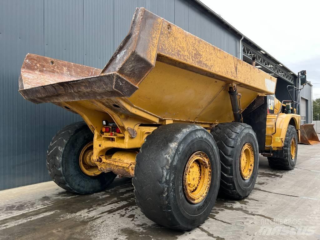 CAT 735B アーティキュレート式ダンプトラック