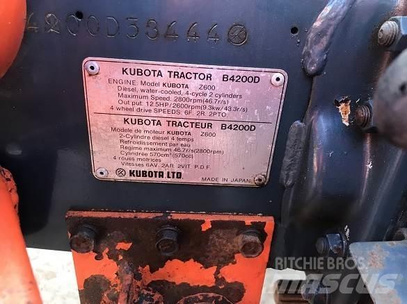 Kubota B4200 バックホーローダー