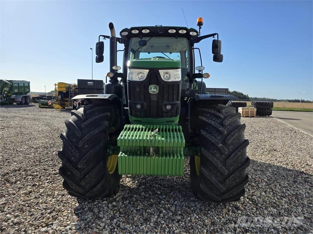 John Deere 6215R トラクター