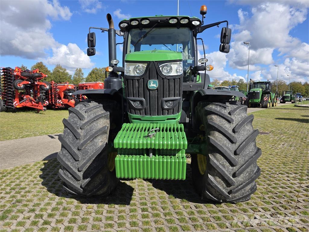John Deere 6215R トラクター