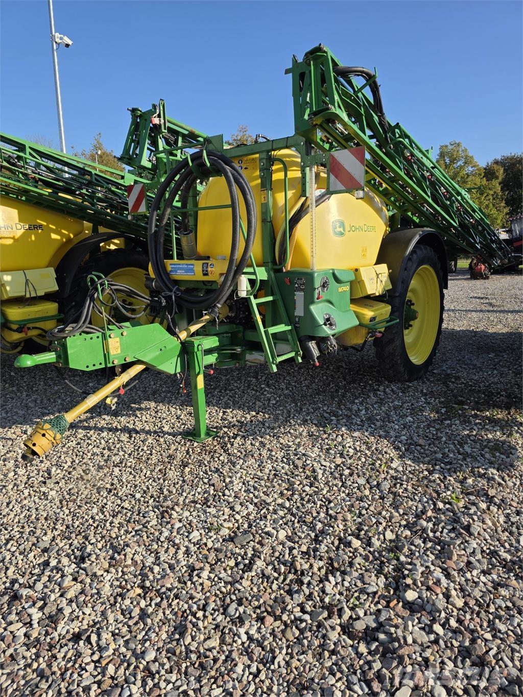 John Deere M740 牽引型スプレイヤー