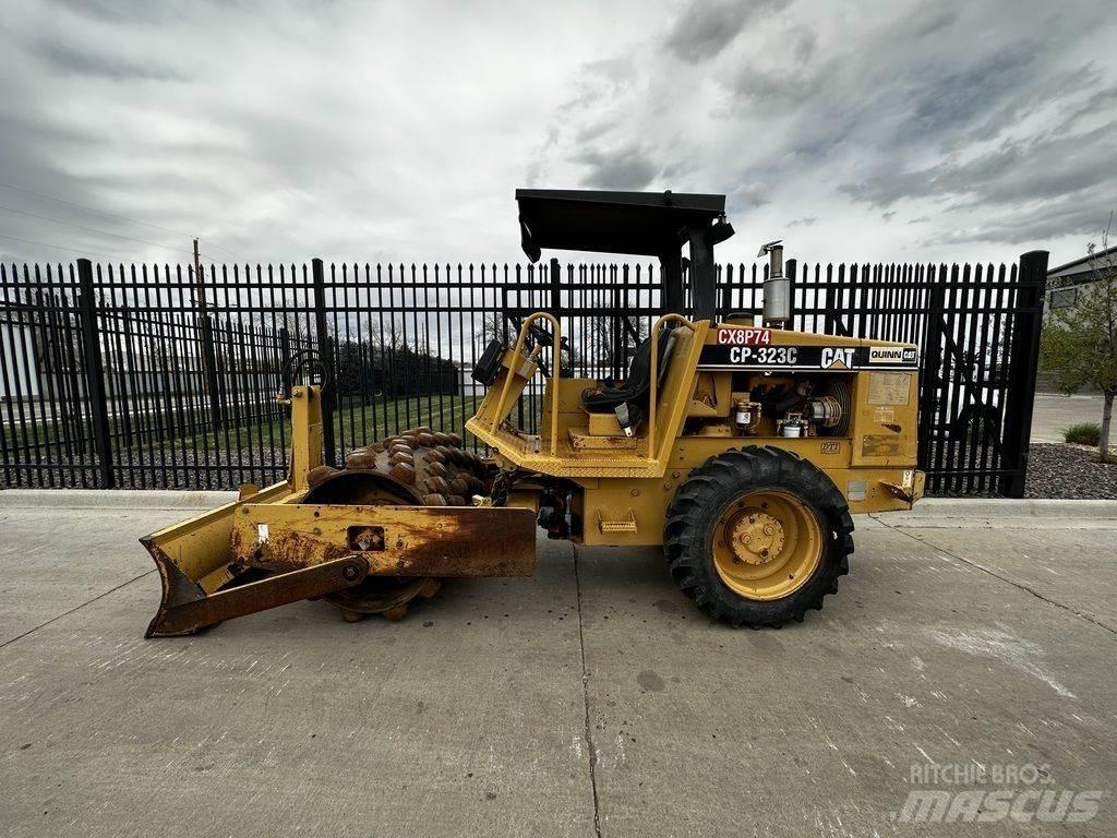 CAT CP-323C トラクター