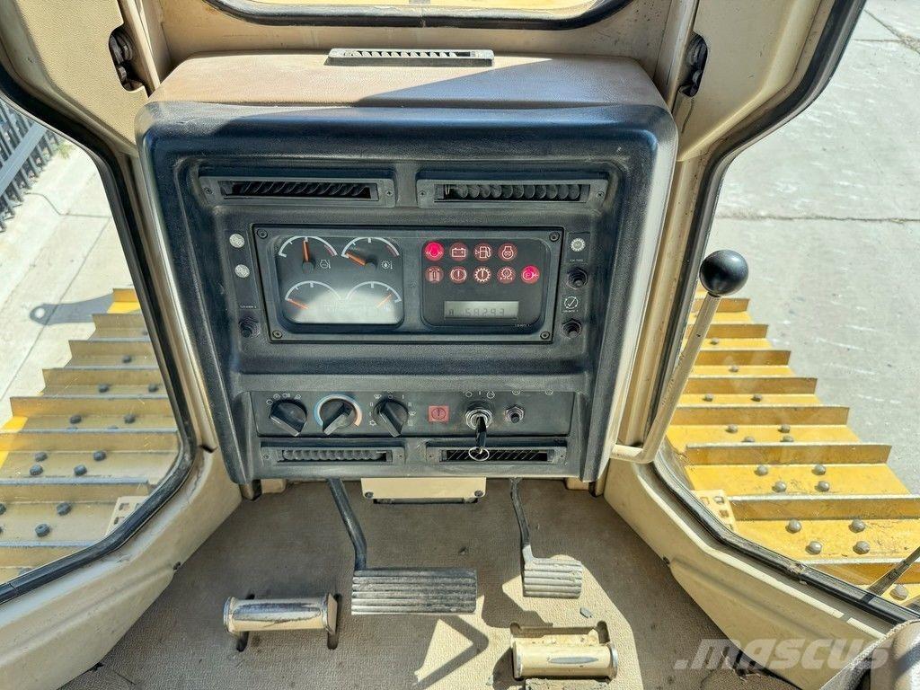 CAT D5M XL ブルドーザー