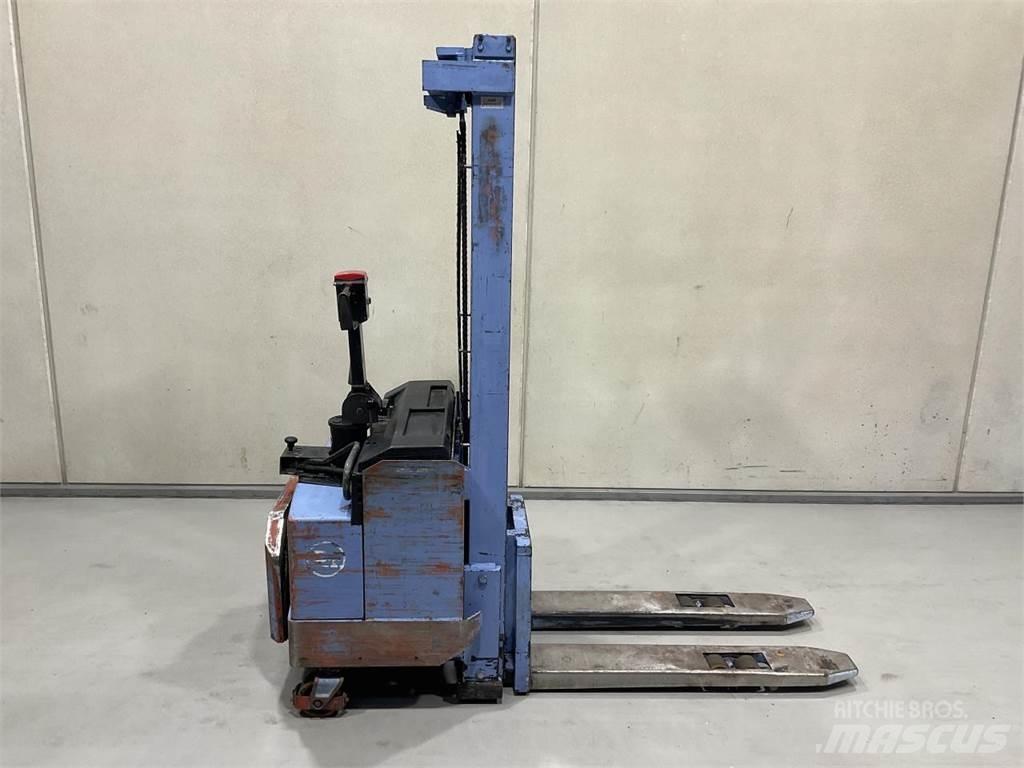 BT LSV 1250 E 自走式スタッカー