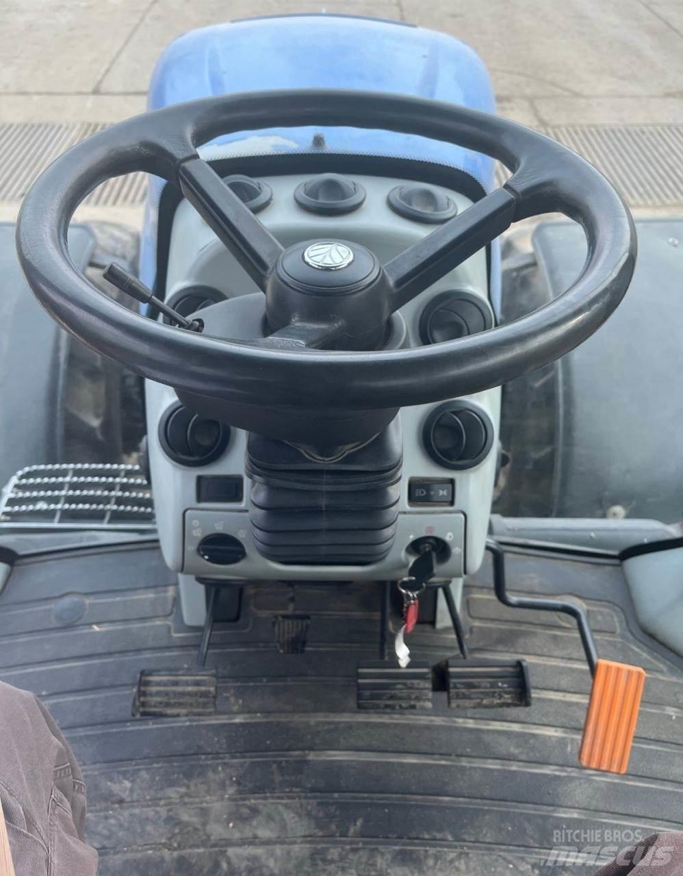 New Holland T8040 トラクター