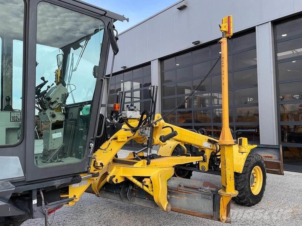 New Holland F106.6 モーターグレーダー