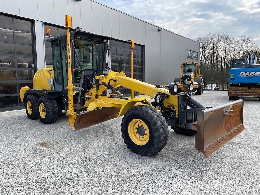 New Holland F106.6 モーターグレーダー