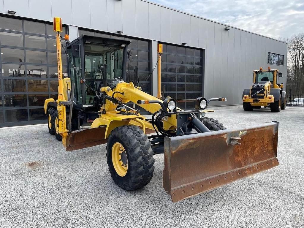New Holland F106.6 モーターグレーダー