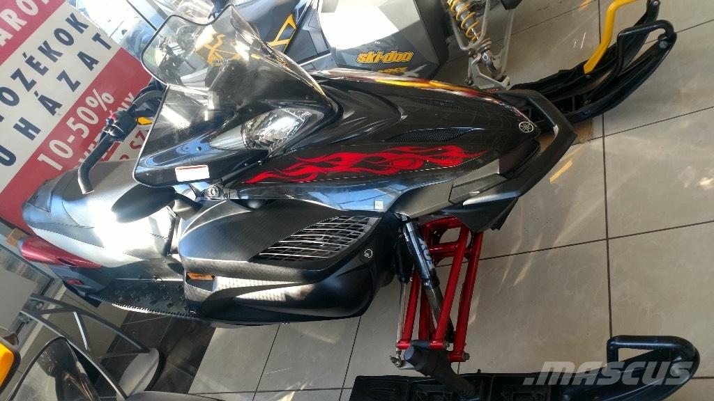 Yamaha Apex 1000 スノーモービル