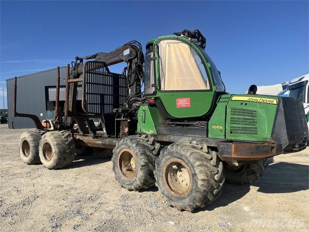 John Deere 1010E ハーベスター