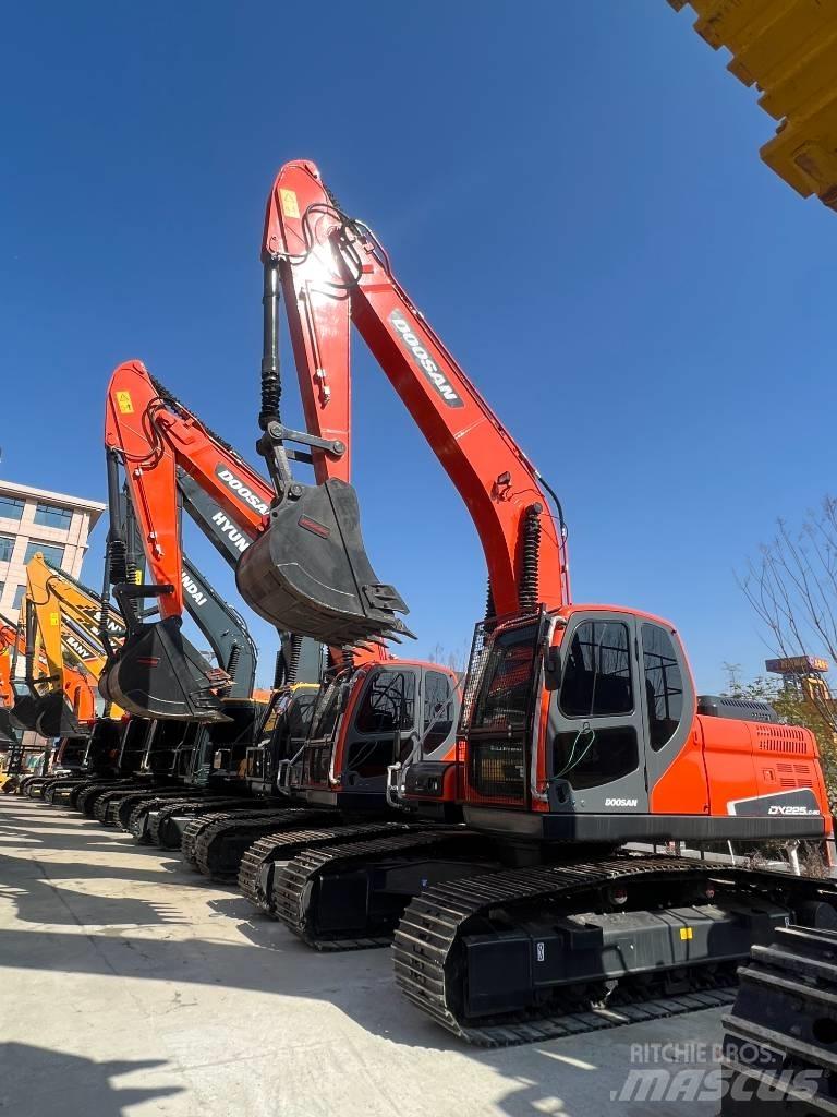 Doosan DX 225 大型油圧ショベル12t以上（パワーショベル・ユンボ）