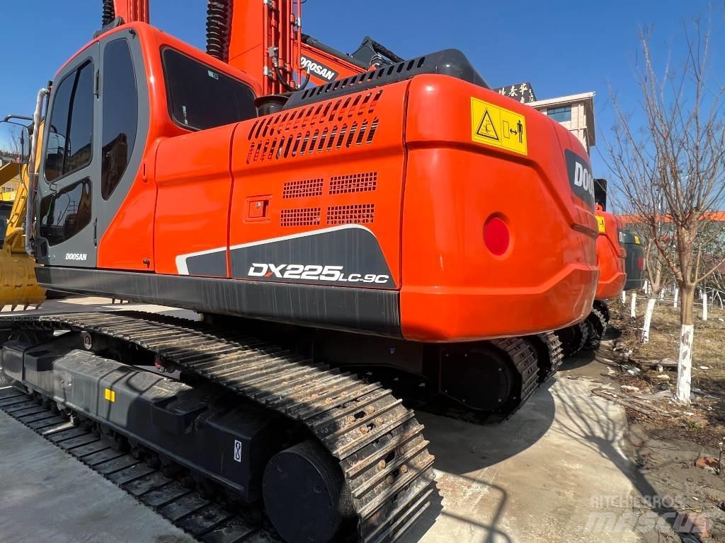 Doosan DX 225 大型油圧ショベル12t以上（パワーショベル・ユンボ）