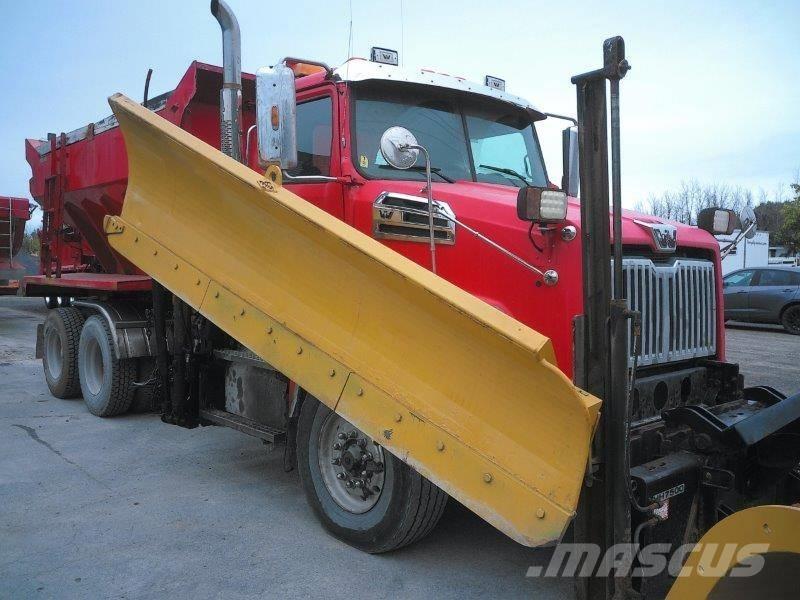 Western Star 4700 SB スノーブレードとプラウ