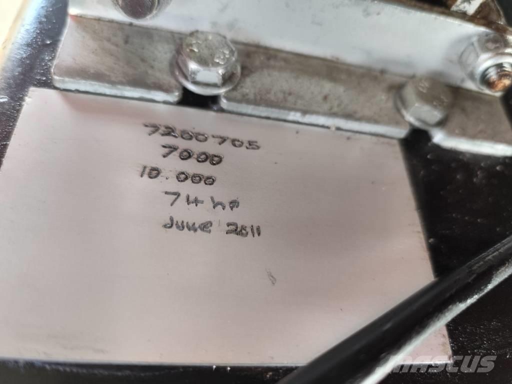 Red Rhino 7000 自走式クラッシャー