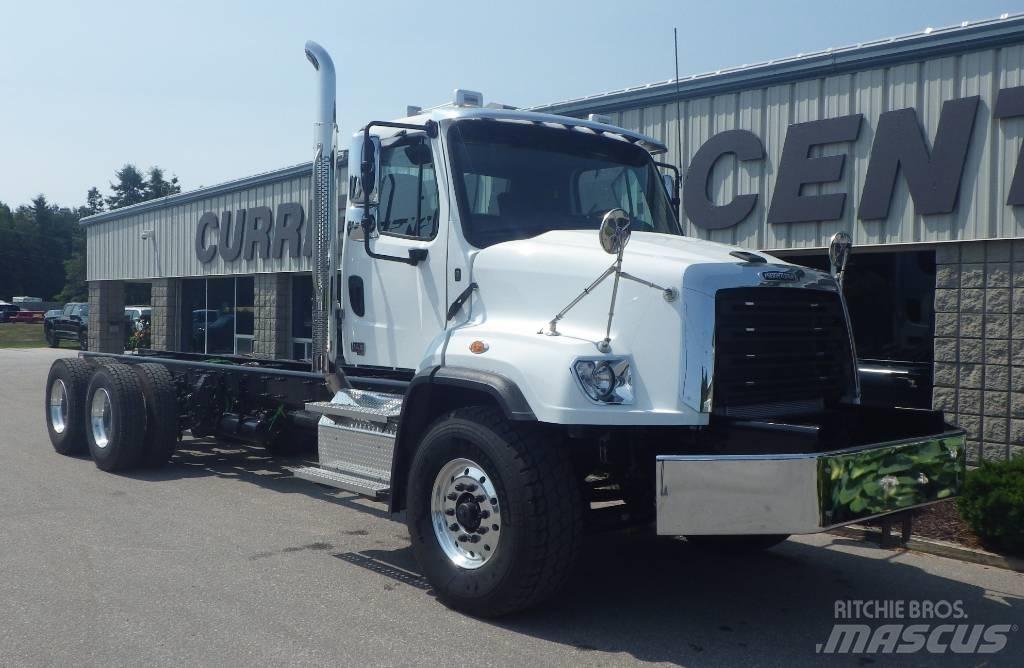 Freightliner 114 SD キャブ付きシャーシ