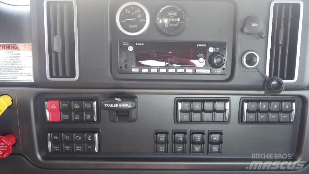 Freightliner 114 SD キャブ付きシャーシ