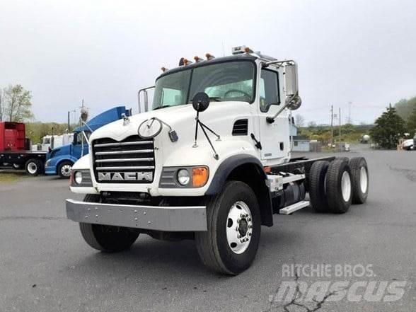 Mack GRANITE CV713 キャブ付きシャーシ