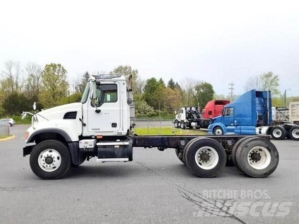 Mack GRANITE CV713 キャブ付きシャーシ