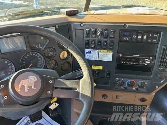 Mack GRANITE GU713 ダンプ