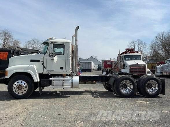 Mack PINNACLE CHU613 中古トラクターヘッド | トレーラーヘッド