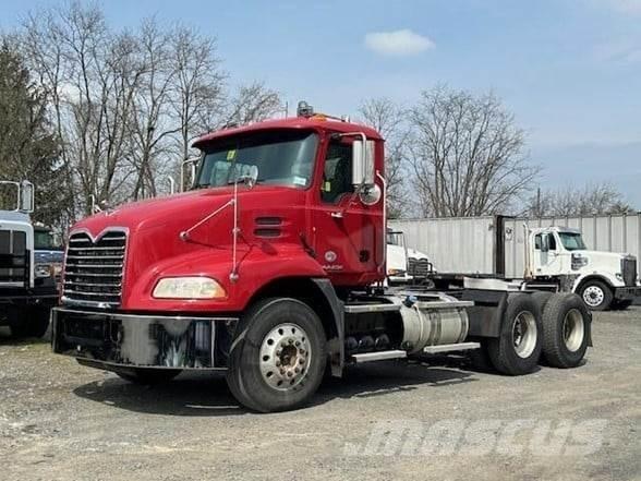 Mack PINNACLE CXU613 中古トラクターヘッド | トレーラーヘッド