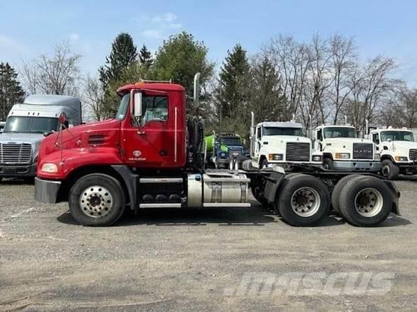 Mack PINNACLE CXU613 中古トラクターヘッド | トレーラーヘッド