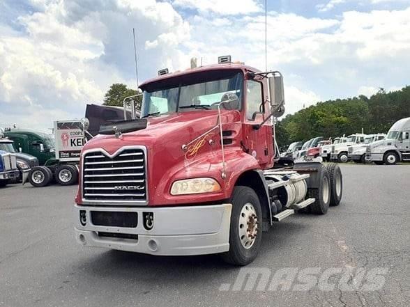 Mack PINNACLE CXU613 中古トラクターヘッド | トレーラーヘッド