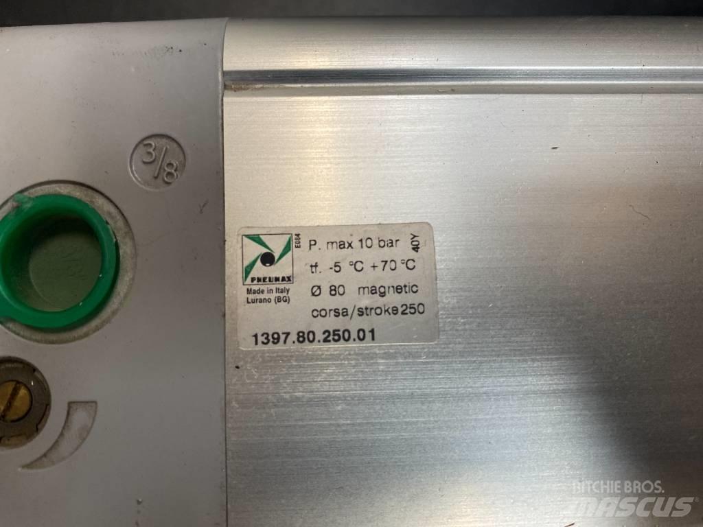  Pneumatic Cylinder 油圧機