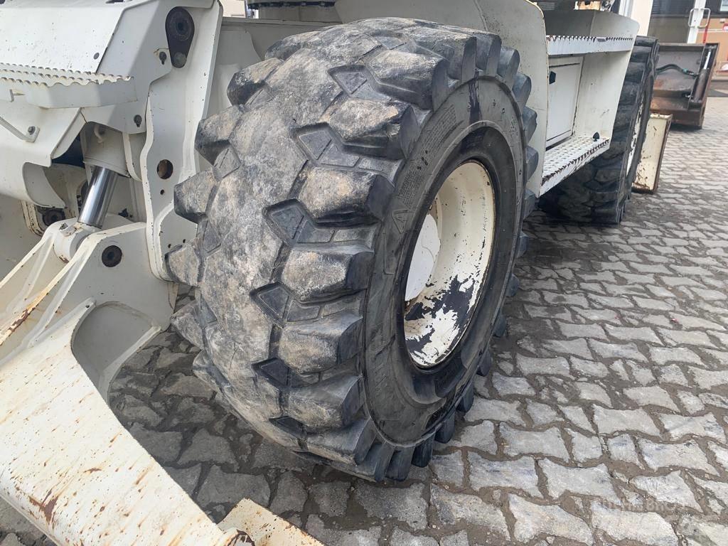 Mecalac 714 MW ホイール式油圧ショベル（パワーショベル・ユンボ・バックホー）