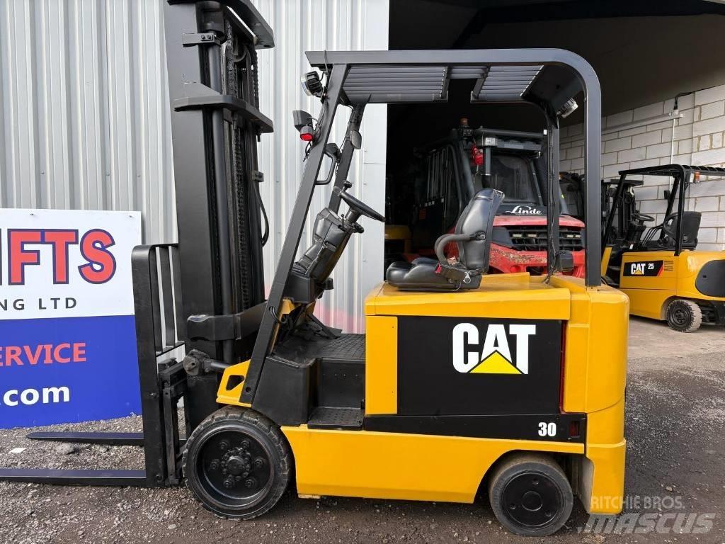 CAT EP 30 K バッテリーフォークリフト
