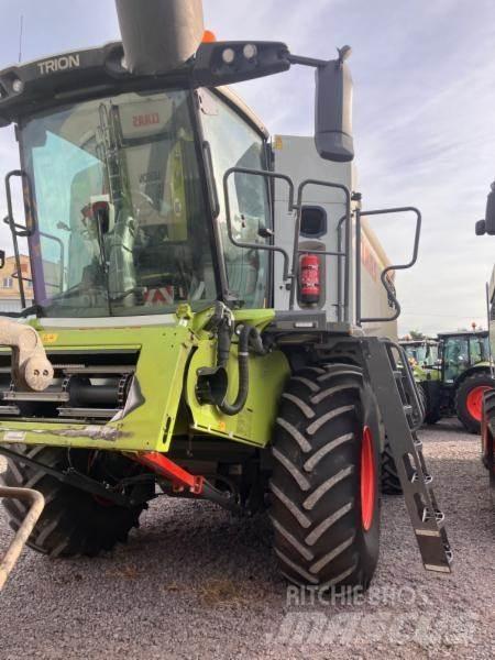 CLAAS TRION 530 コンバイン