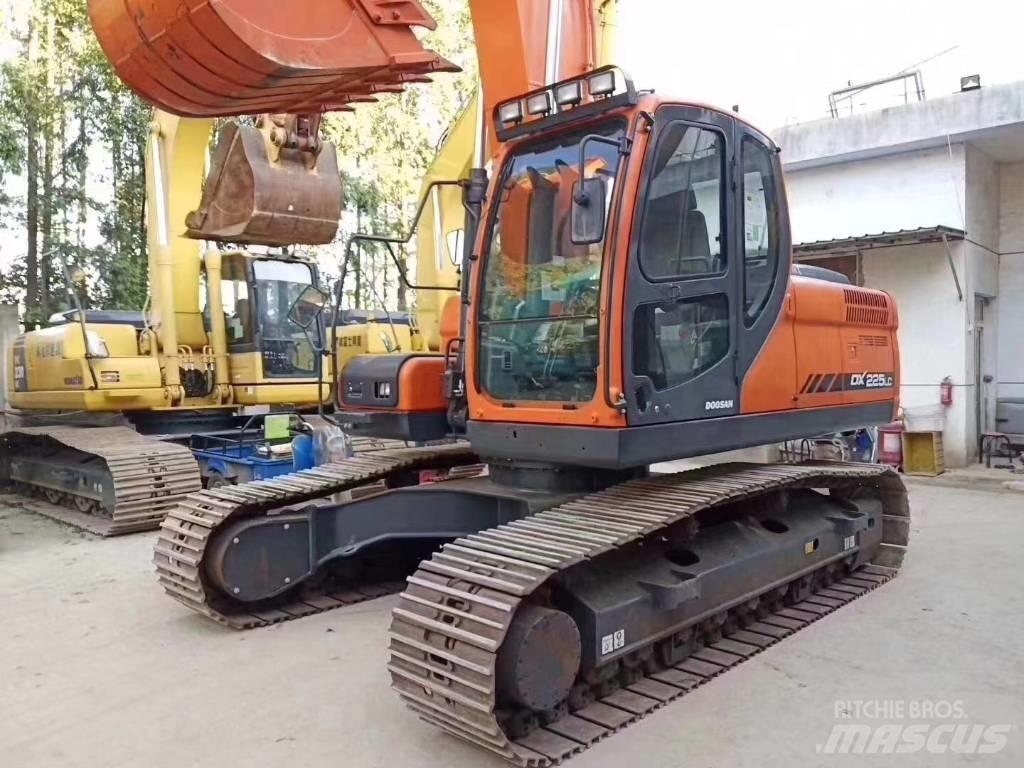 Doosan DX 225 LC 大型油圧ショベル12t以上（パワーショベル・ユンボ）