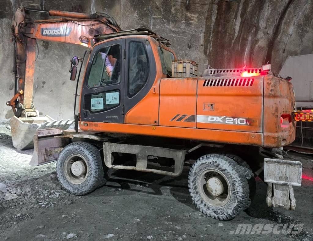 Doosan DX 210 W ホイール式油圧ショベル（パワーショベル・ユンボ・バックホー）