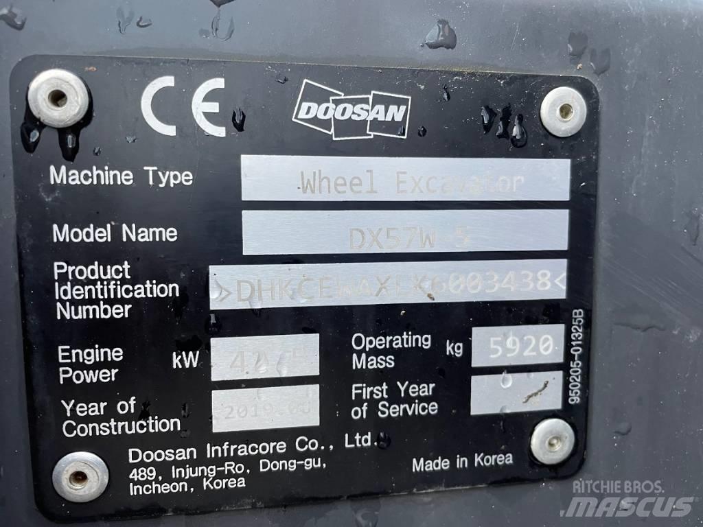 Doosan DX 57 W-5 ホイール式油圧ショベル（パワーショベル・ユンボ・バックホー）