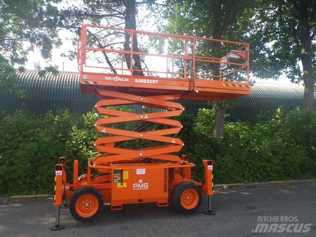 SkyJack SJ6832RT シザースリフト