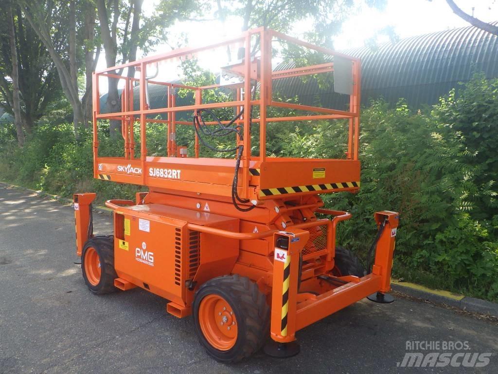 SkyJack SJ6832RT シザースリフト