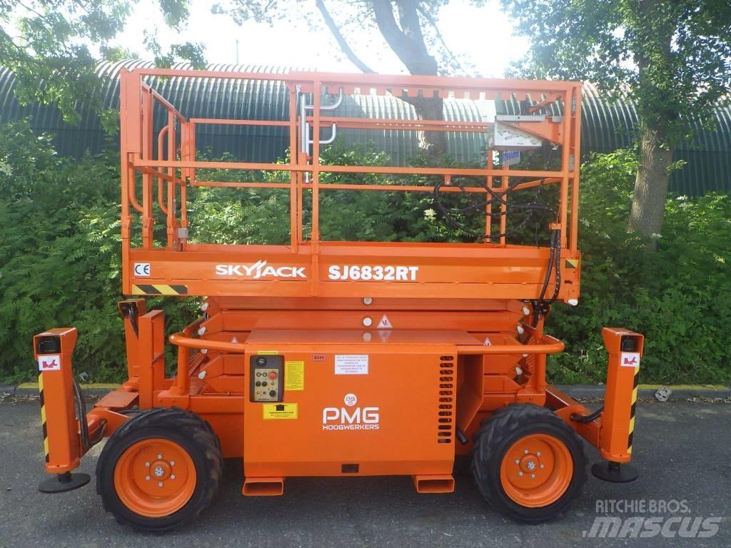 SkyJack SJ6832RT シザースリフト
