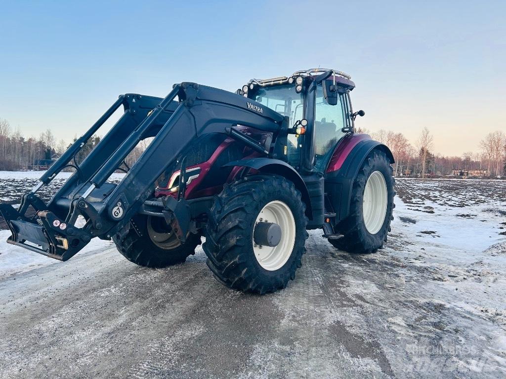 Valtra T 215 Active トラクター