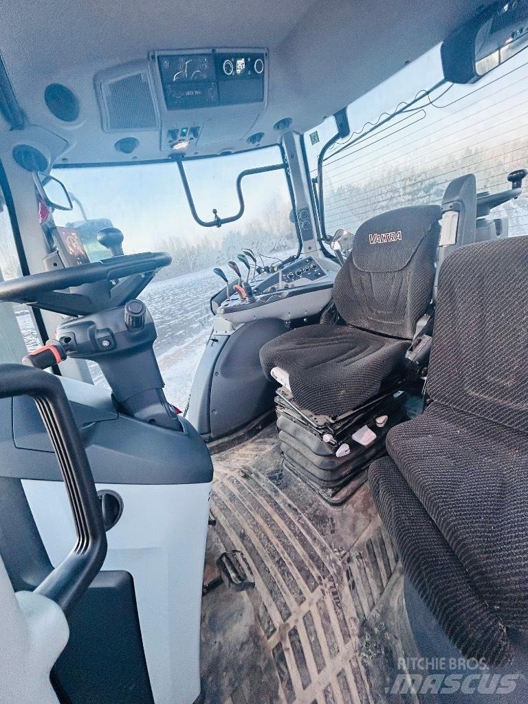 Valtra T 215 Active トラクター