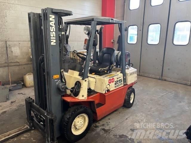 Nissan UJ02 A 25 U LPGフォークリフト