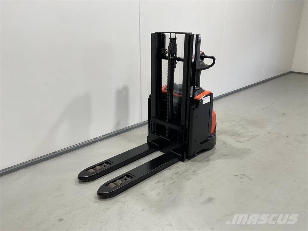 Toyota SWE200D 自走式スタッカー