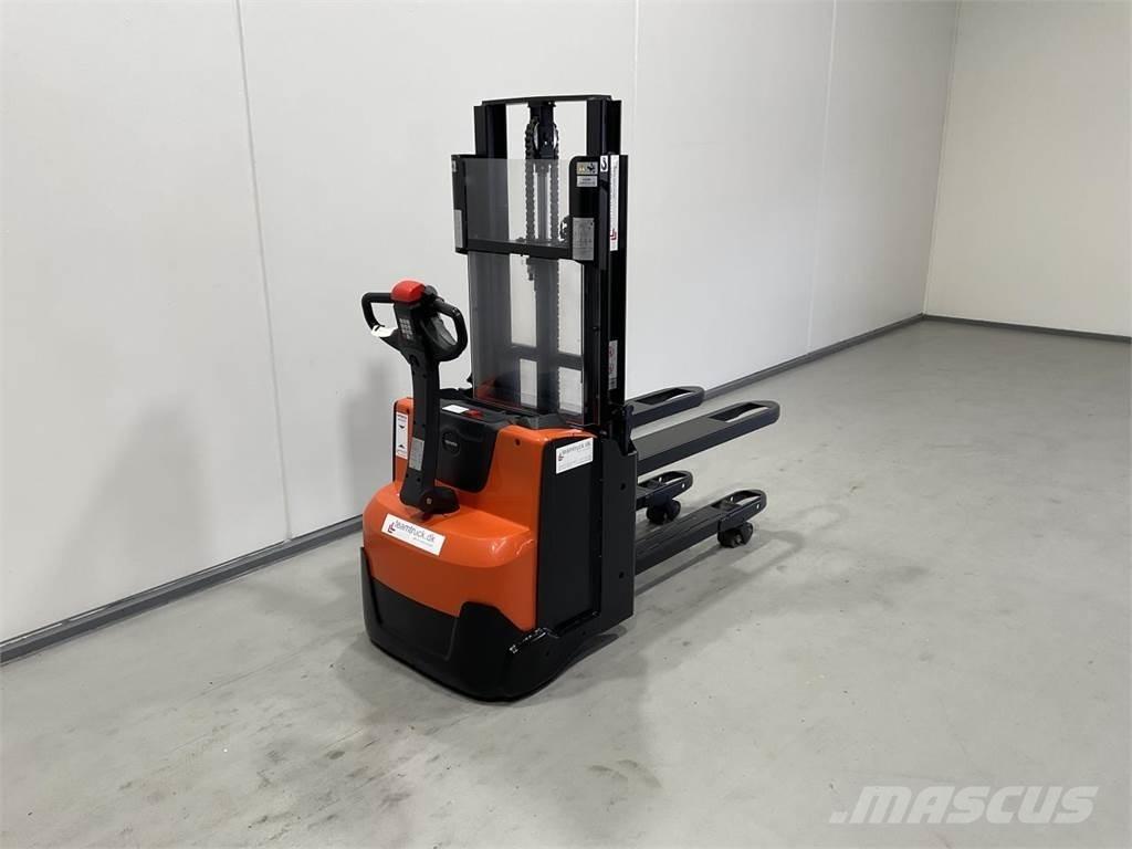 Toyota SWE200D 自走式スタッカー