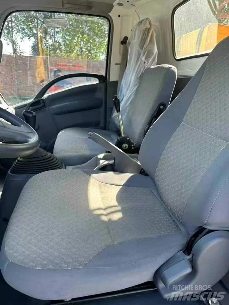 Isuzu ELF 700 クレーントラック、ユニック車