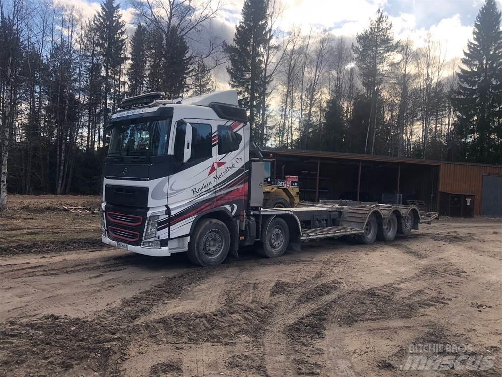 Volvo FH13 林業機械輸送トラック