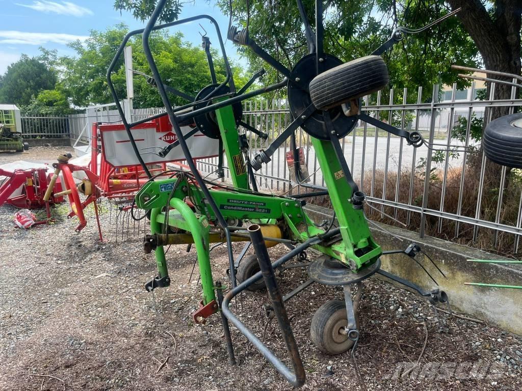 Deutz-Fahr 5221 テッダー・テッダーレーキ