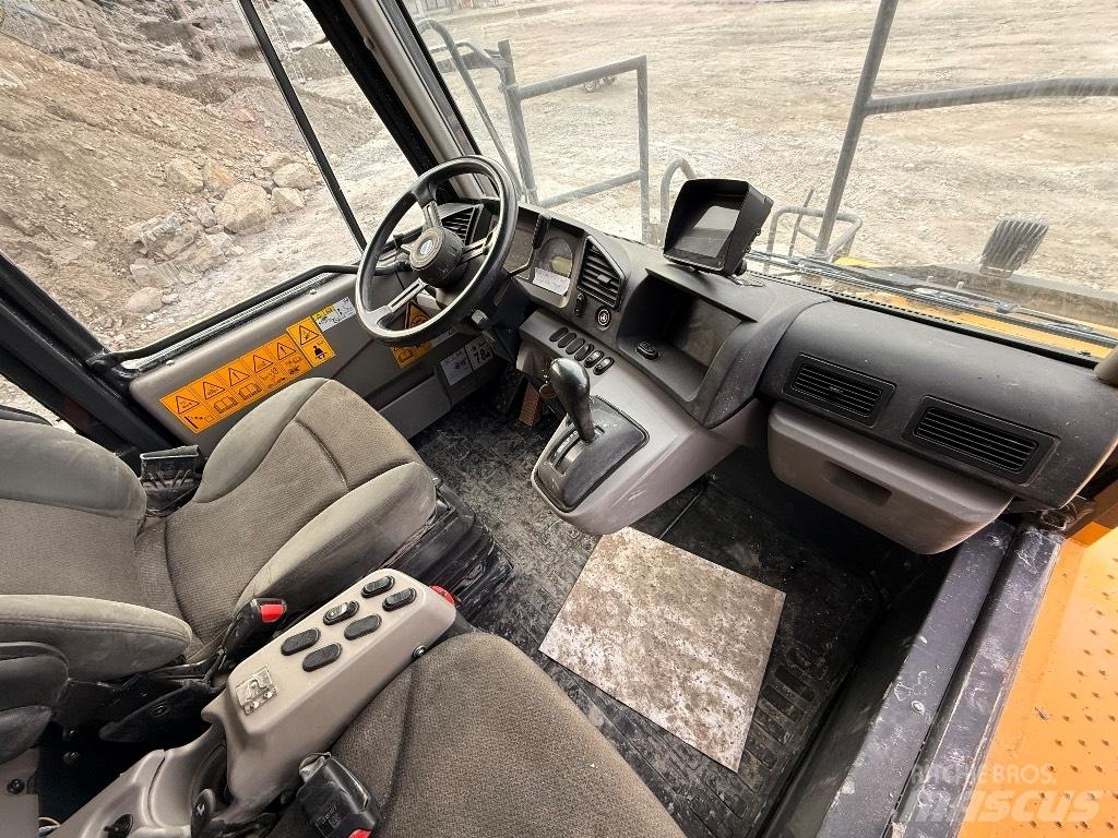 Komatsu HD 405 - 8E0 リジットフレーム式ダンプトラック